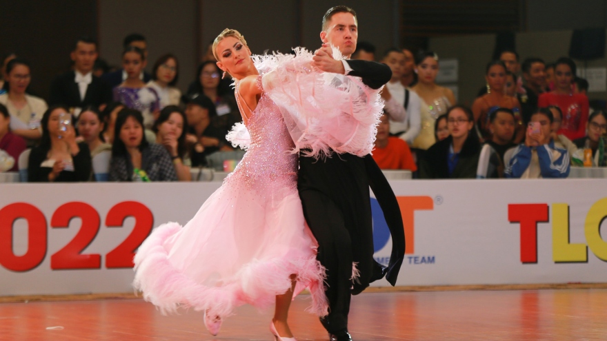 Foreign dancers compete in Hanoi’s international open dancesport championships